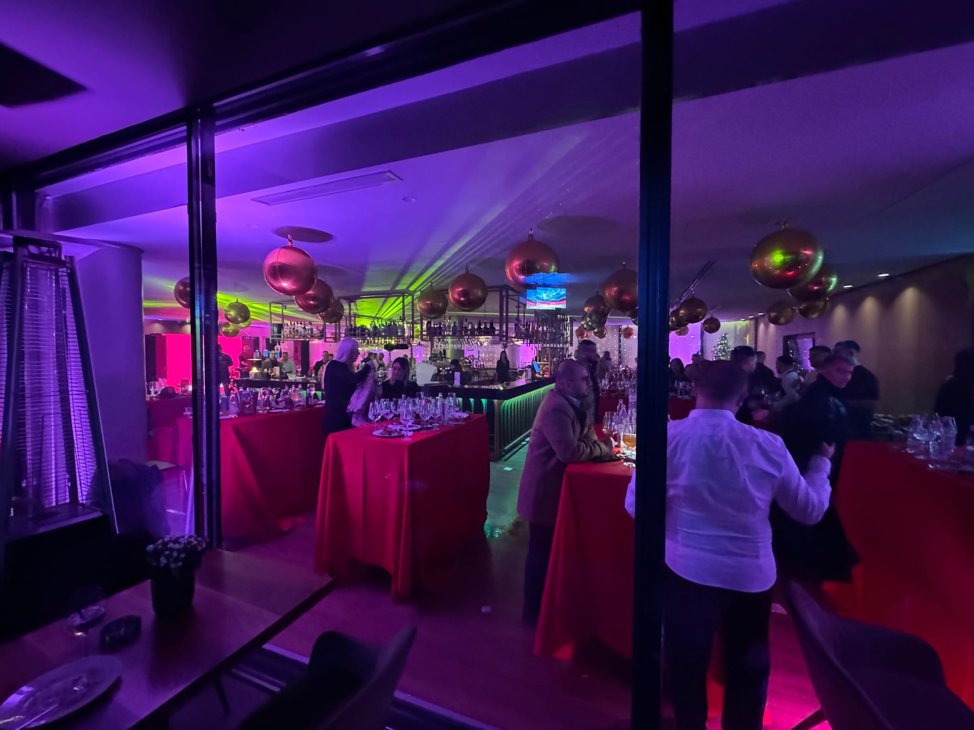 A full crowd of guests filling the lounge during an event